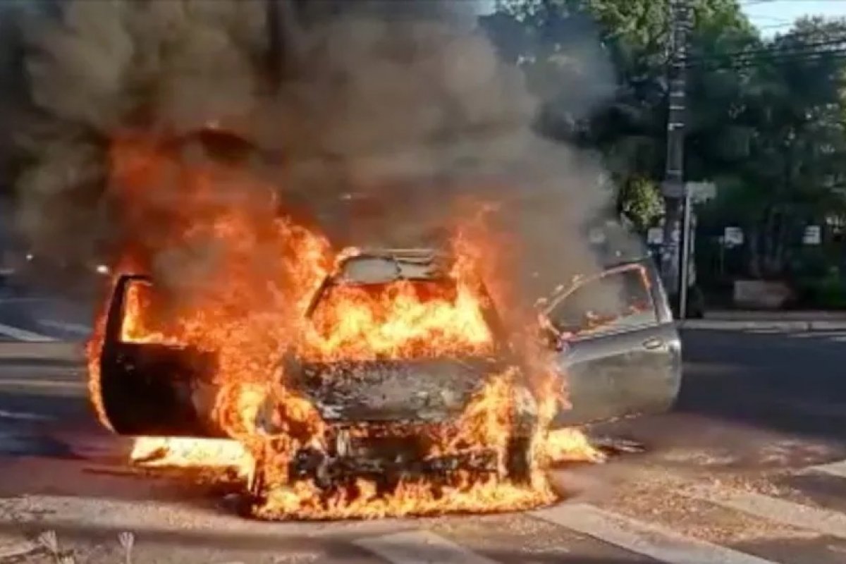Homem viaja 102 quilômetros para prestar concurso, mas carro pega fogo no caminho
