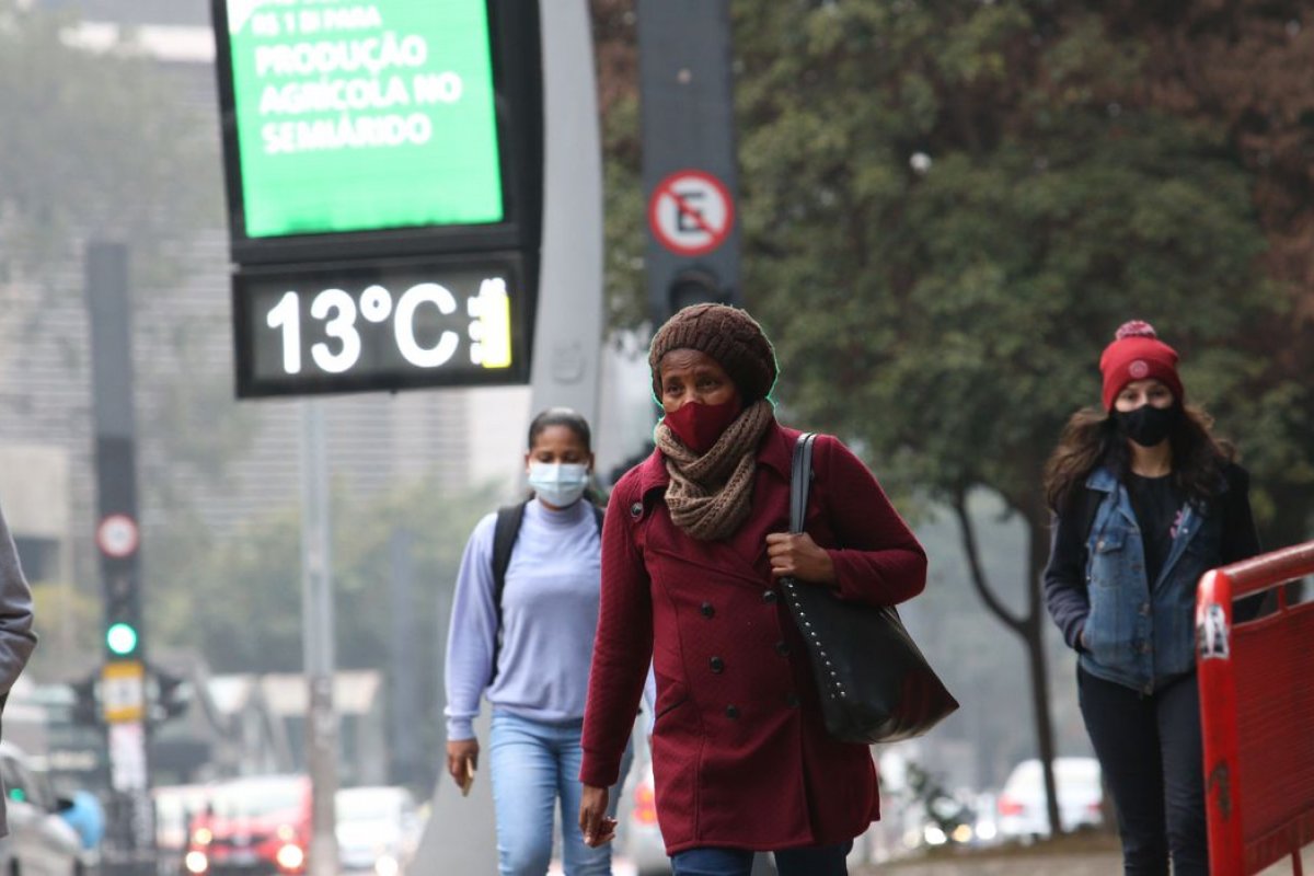 Temperaturas seguem baixa, mas frio reduz neste domingo (22)