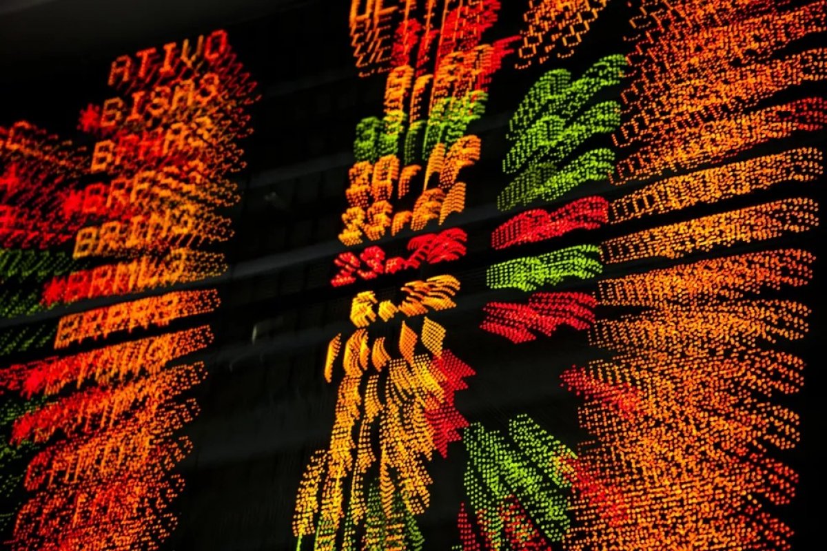 Com troca de presidente da Petrobras no radar, Ibovespa opera em queda nesta terça (24)