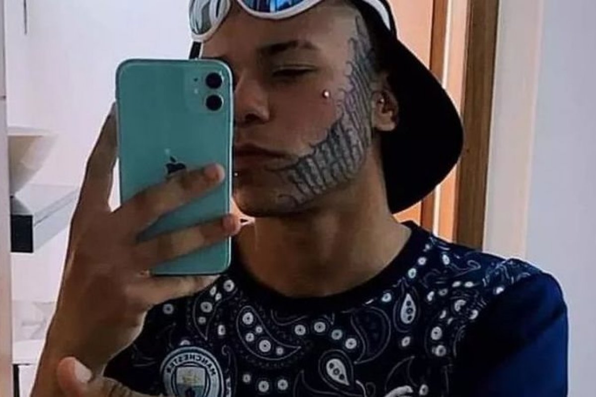 Acusado de tatuar rosto de ex-namorada descumpriu medidas protetivas