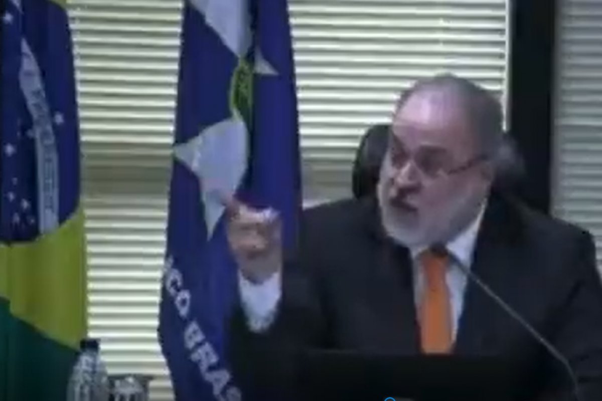 Vídeo: Aras é contido por segurança em briga com procurador durante sessão na PGR