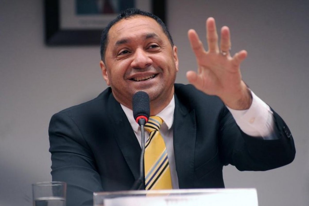 Tiririca desiste de reeleição após PL passar número 2222 a Eduardo Bolsonaro