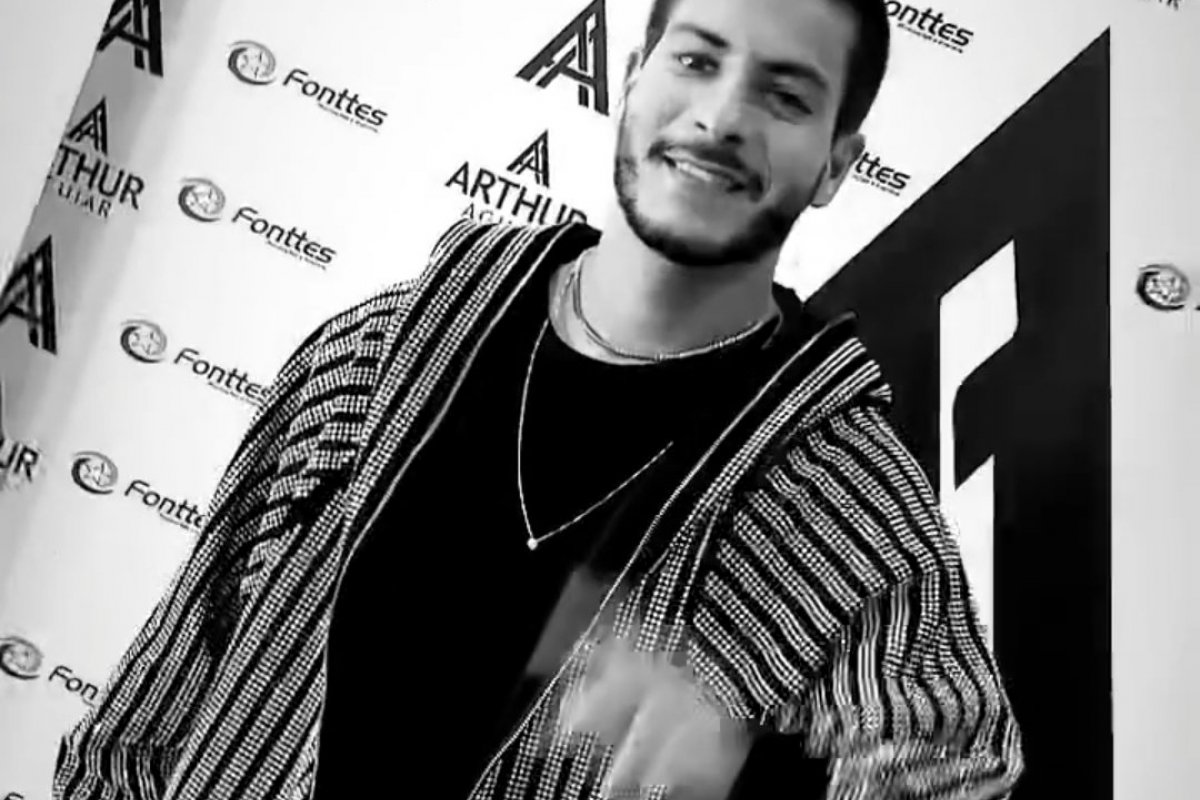 Viva o AMOR! Arthur Aguiar tatua nome de Maíra Cardi no peito