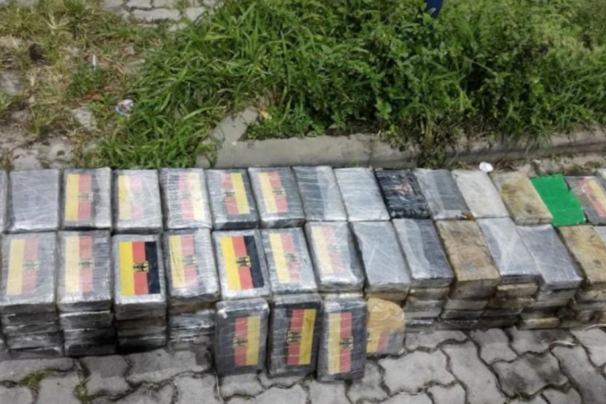 Polícia Militar encontra 184 tabletes de pasta base de cocaína escondidos no chão de uma casa