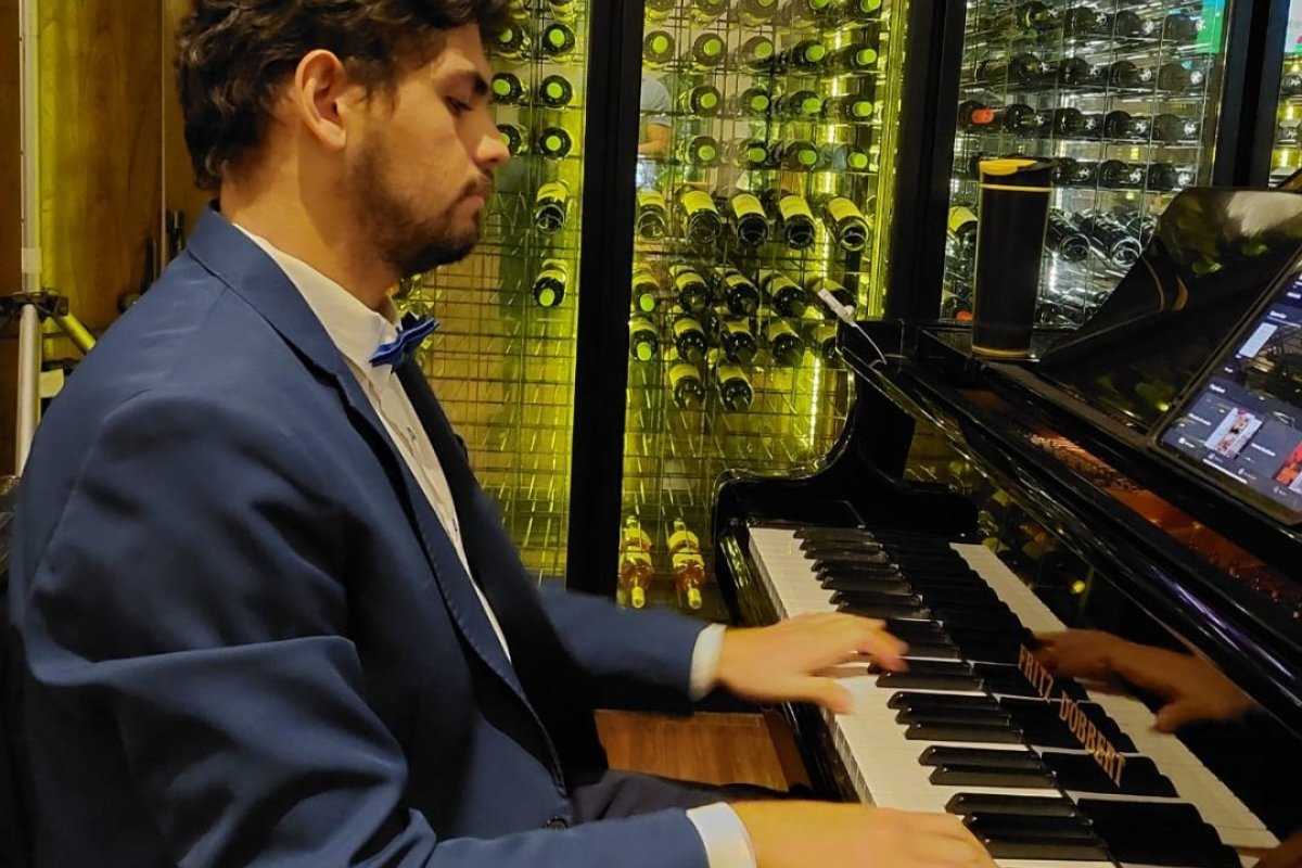 Pianista Tiago Lourenço leva sua arte para o palco do Teatro Jorge Amado