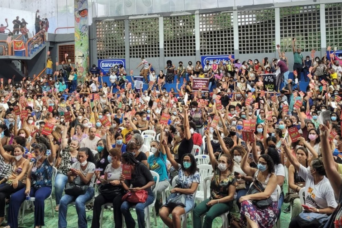 Professores Municipais decidem manter greve em Salvador