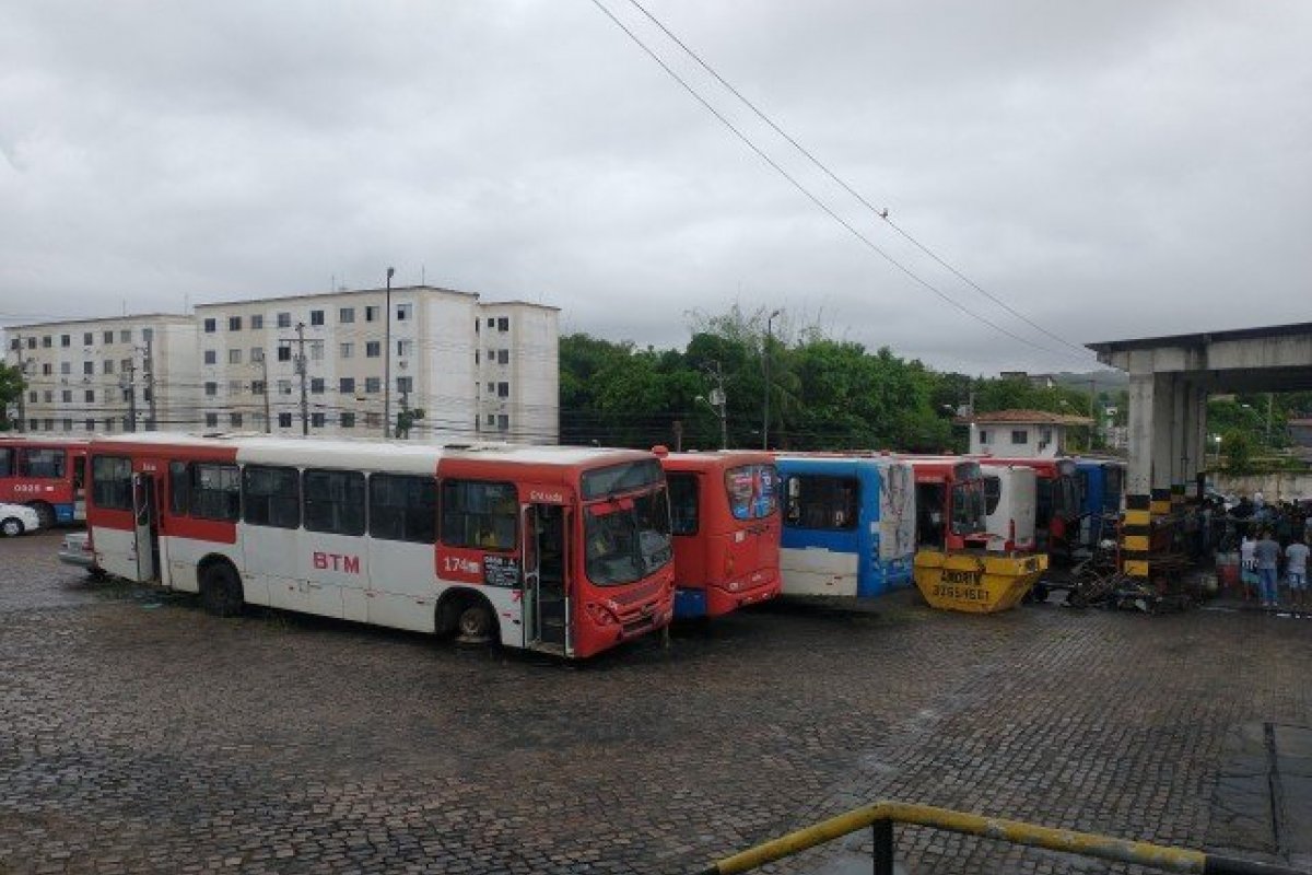 Rodoviários metropolitanos realizam protesto na Estrada do Coco nesta quarta (25)
