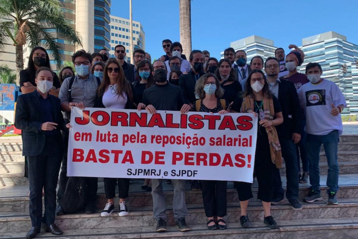 Bolsonaro ironiza pedido de aumento salarial de jornalistas: "Eu apoio!"
