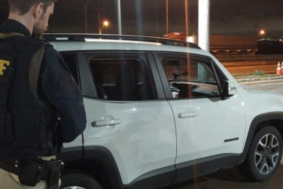 PRF recupera em Feira de Santana (BA) carro furtado de locadora