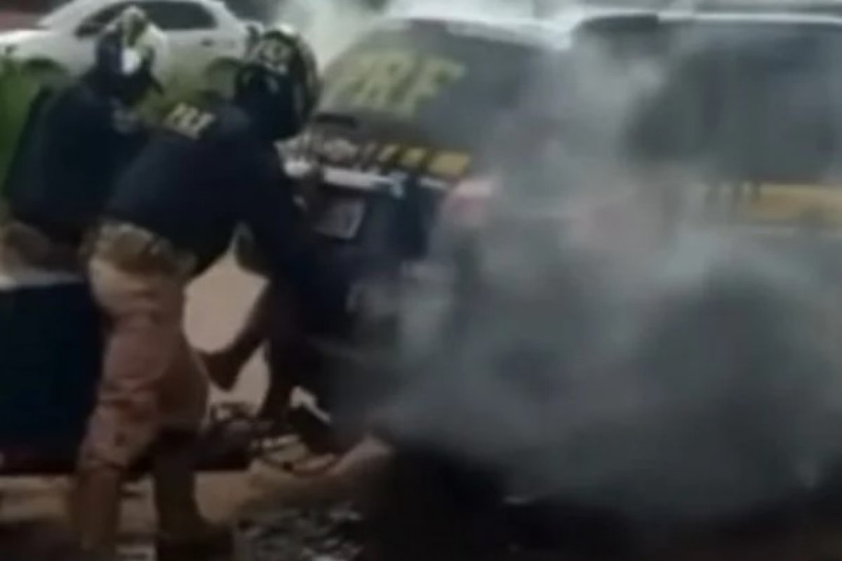 PF vai investigar morte de homem asfixiado em viatura da PRF