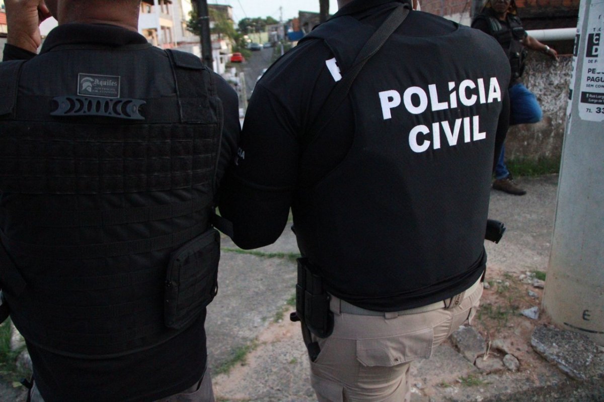 Dupla é presa por suspeita de tráfico de drogas no bairro de Cajazeiras, em Salvador