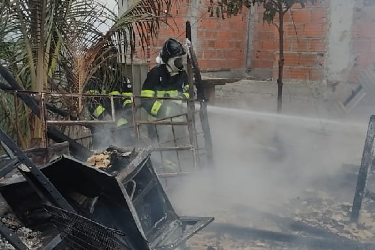 Bombeiros apagam incêndio em residência no sudoente da Bahia