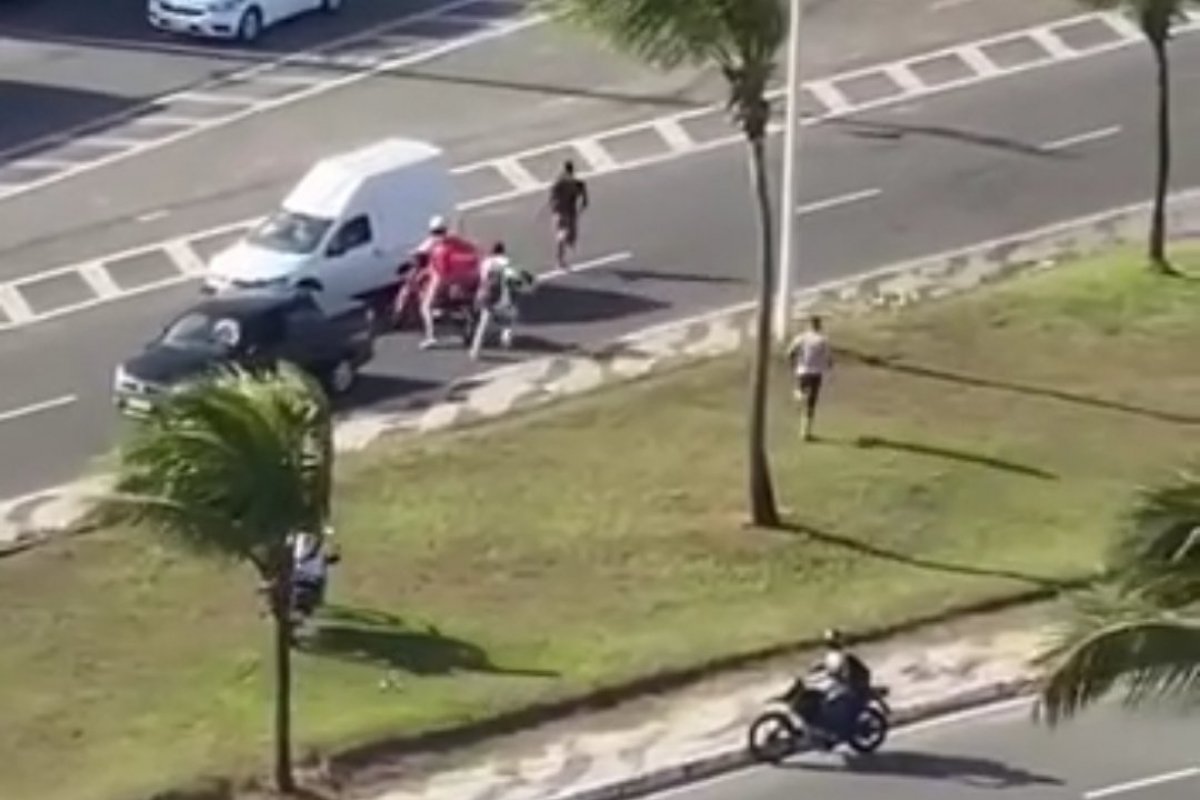 Vídeo: homem acusado de praticar assaltos é perseguido e agredido na Boca do Rio