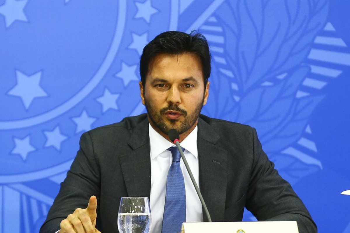 Ministro ironiza nova pesquisa eleitoral que amplia vantagem de Lula contra Bolsonaro