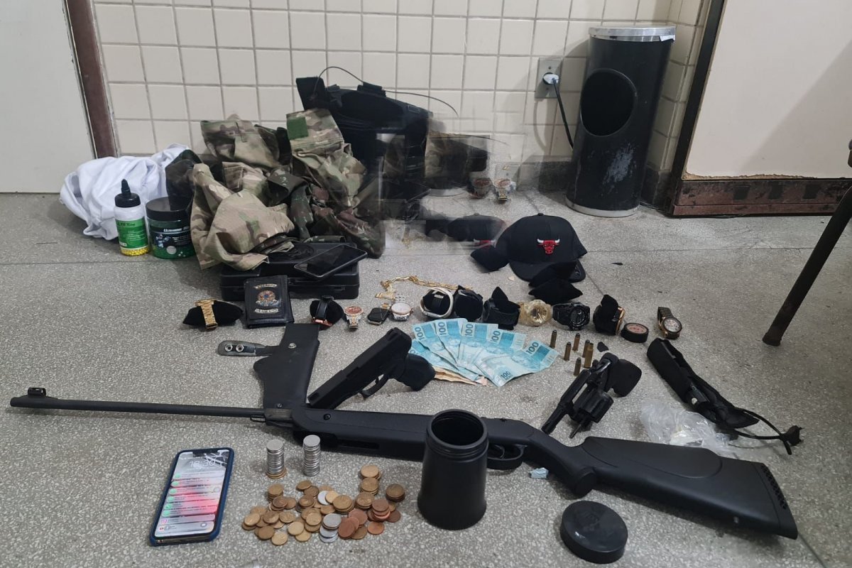 Homem é preso em flagrante com espingarda e revólver na Paralela