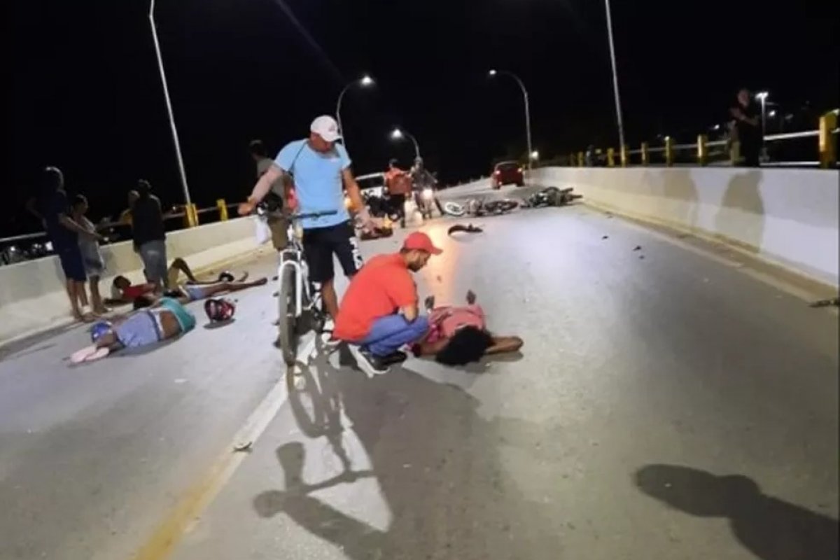 Quatro pessoas ficam feridas após serem atingidas por motorista em alta velocidade