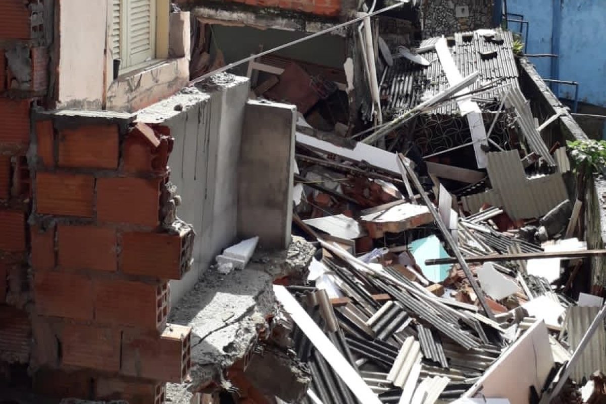 Imóvel desaba parcialmente no bairro de Plataforma, em Salvador