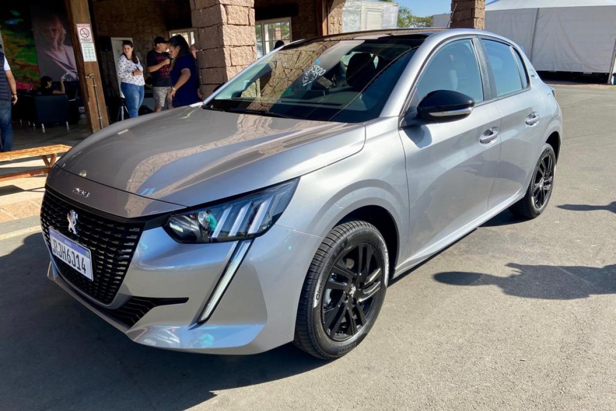 Farol da Bahia acelera o Peugeot 208 com motor 1.0 Firefly