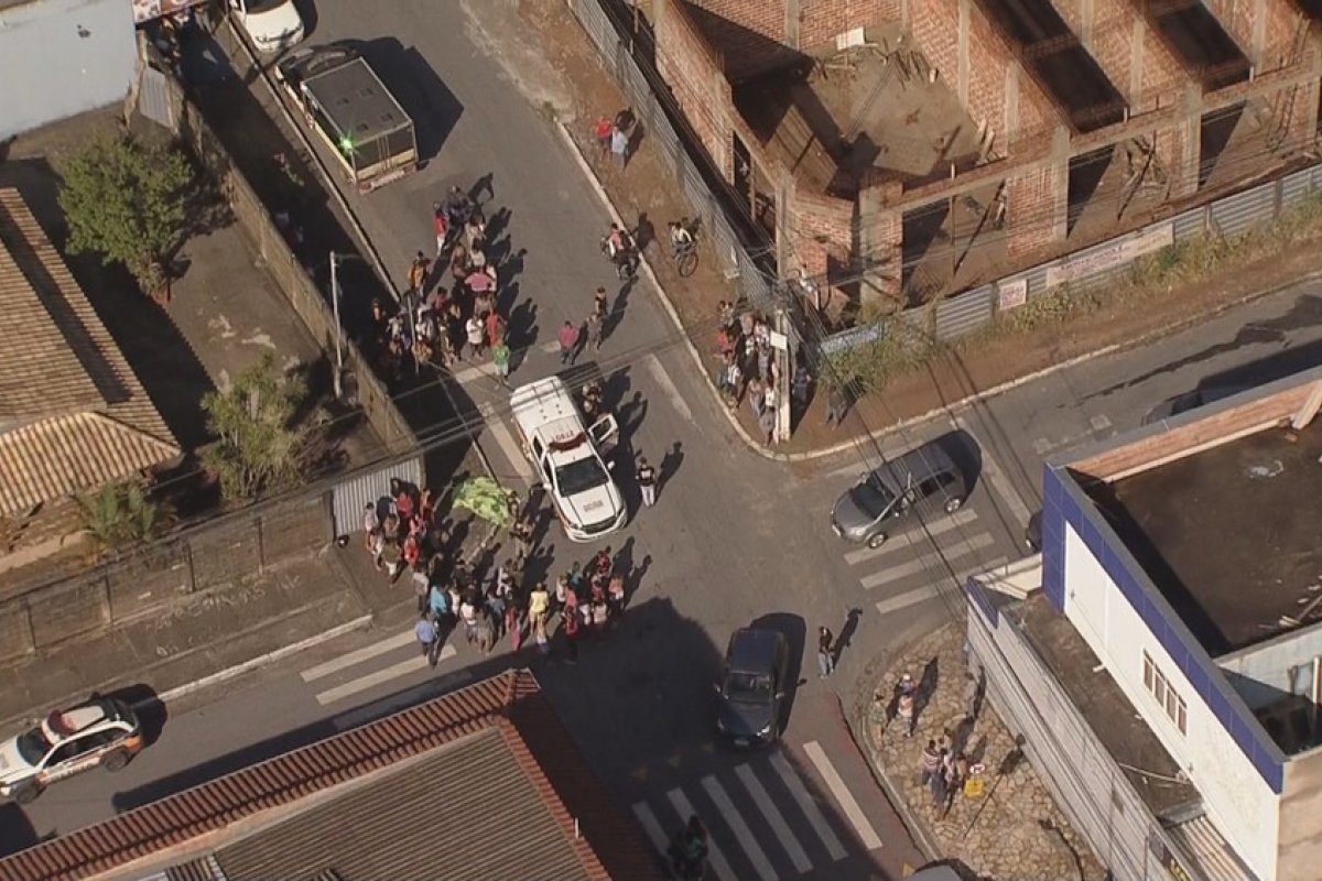 Menina de 5 anos é assassinada com facadas na porta da escola