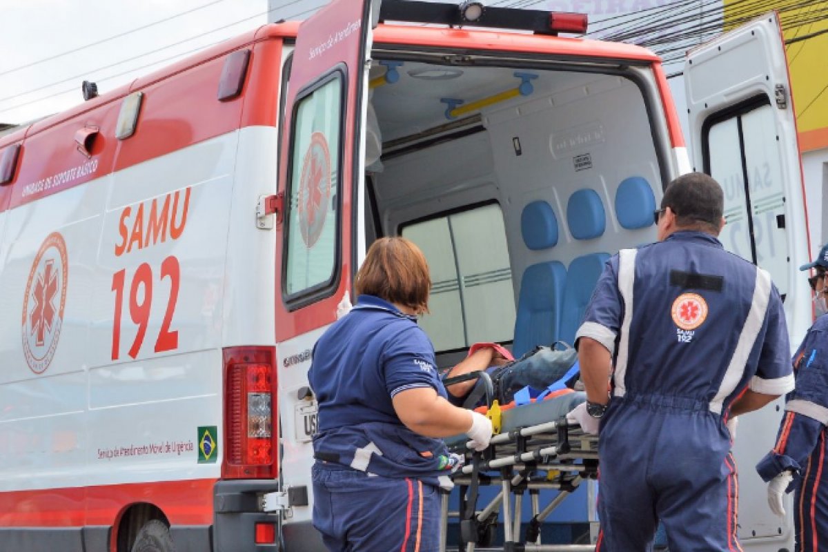 Batida entre moto e carro deixa trânsito lento em Salvador