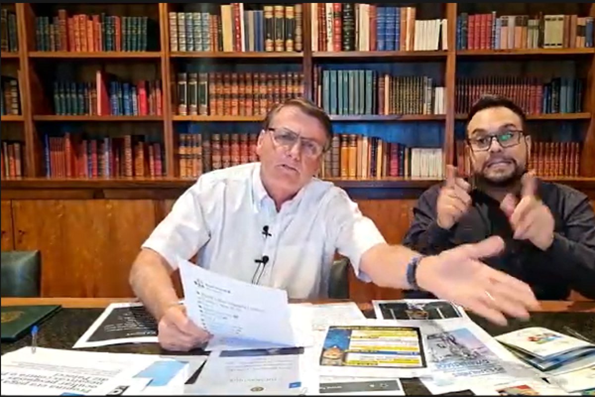 Bolsonaro critica PL das Fake News: "A gente fica desconfiado"