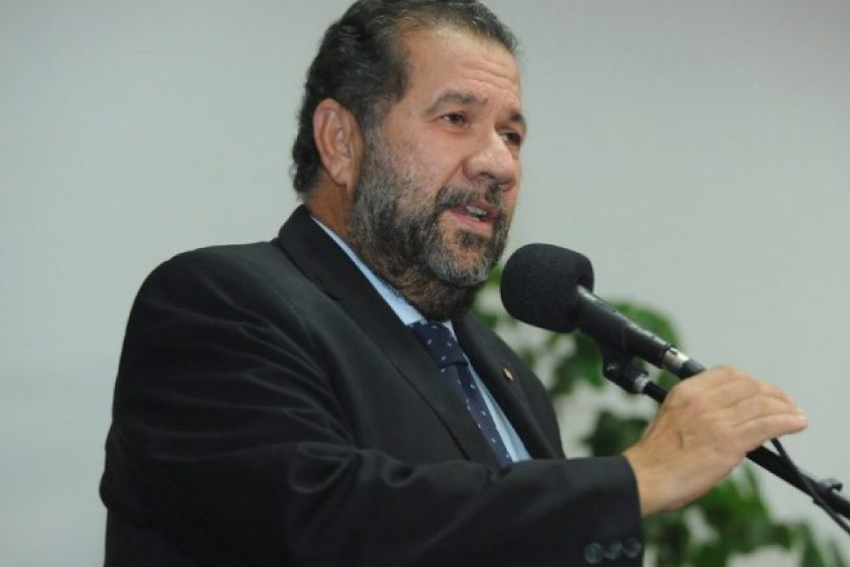 Presidente do PDT admite traições a Ciro e afirma que "isso faz parte"