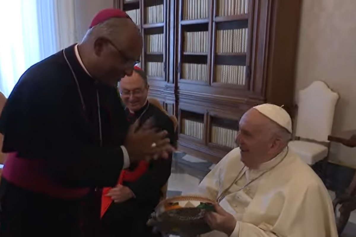 Vídeo: Papa Francisco ganha pandeiro de bispos brasileiros