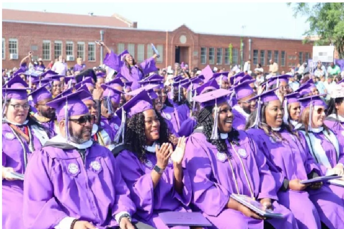 EUA: doador anônimo paga dívida estudantil de R$ 300 mil de formandos