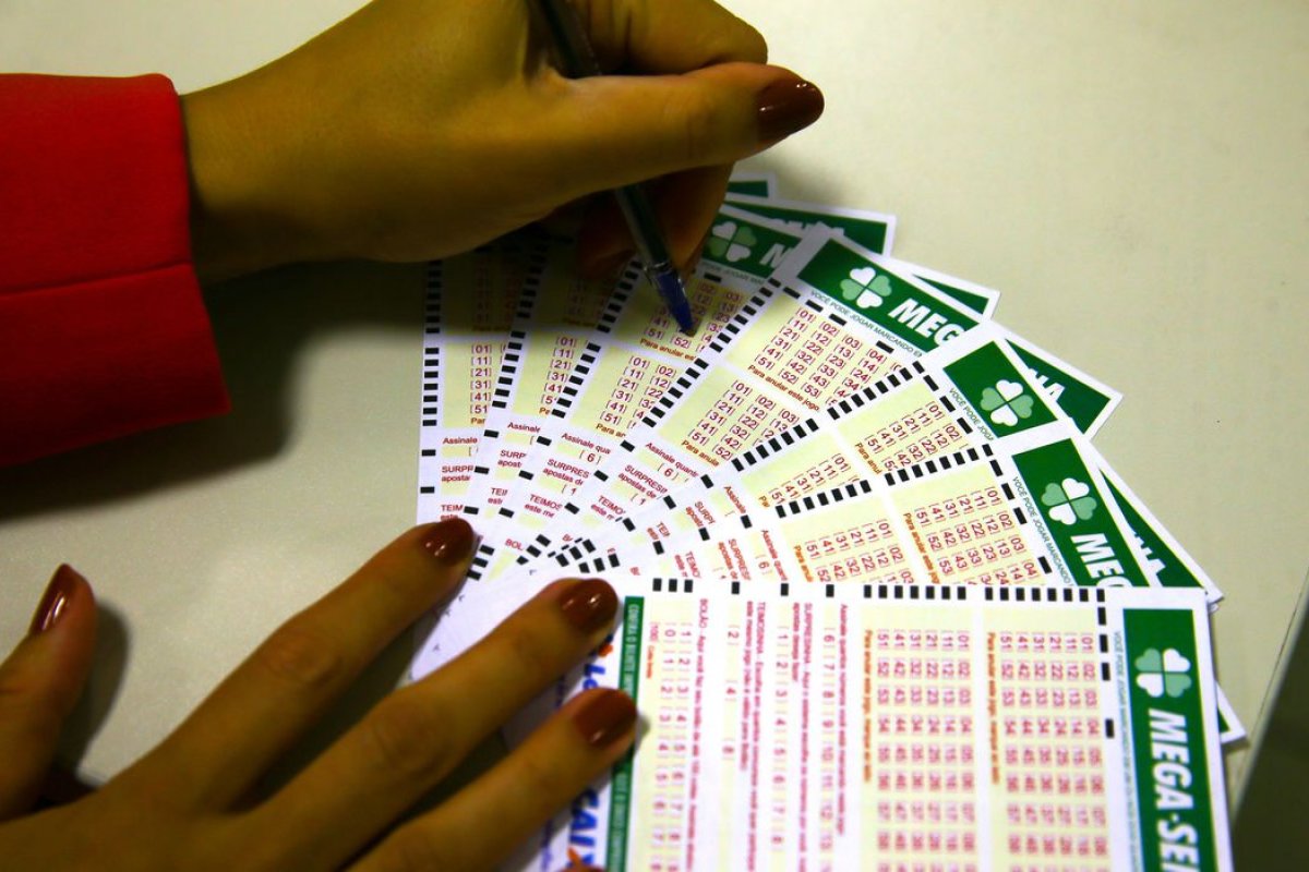 Mega-Sena acumula de novo e prêmio vai a R$ 120 milhões