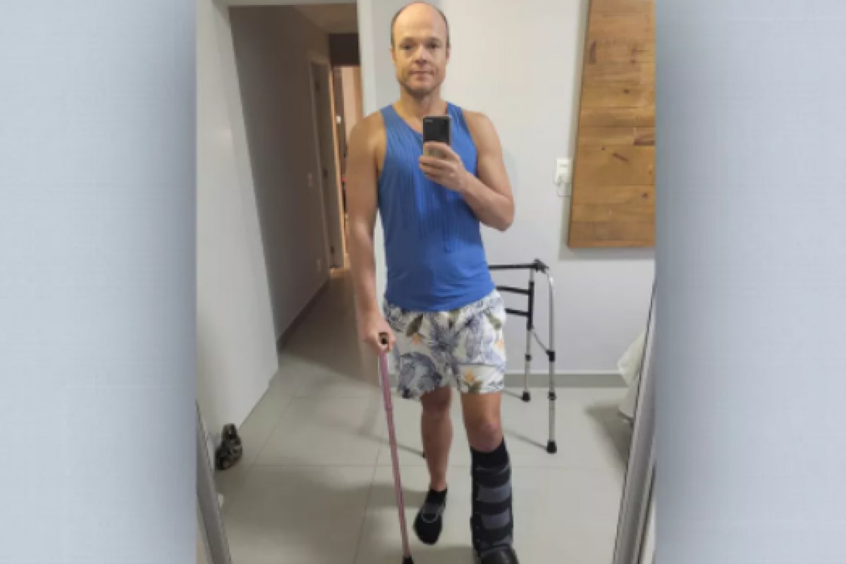 Atacado por pitbulls há dois meses, triatleta passa por três cirurgia e começa a voltar