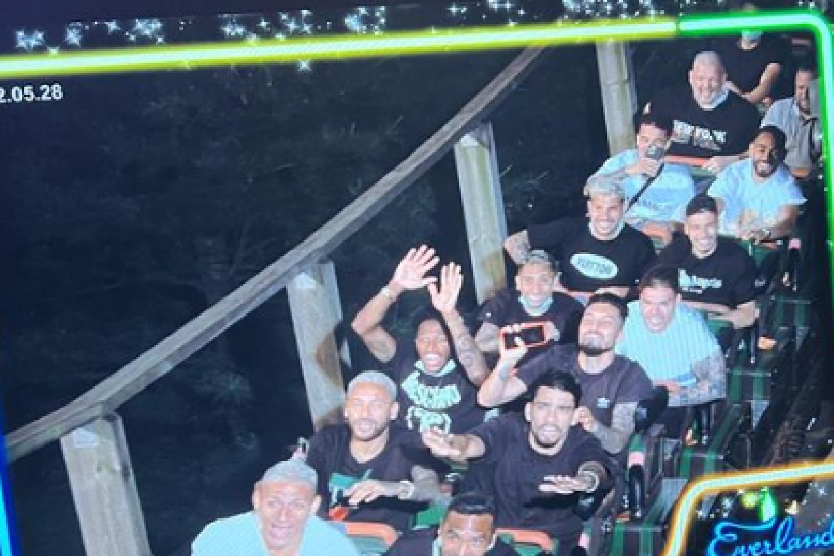 Neymar leva seleção brasileira para parque de diversão após receber folga de Tite