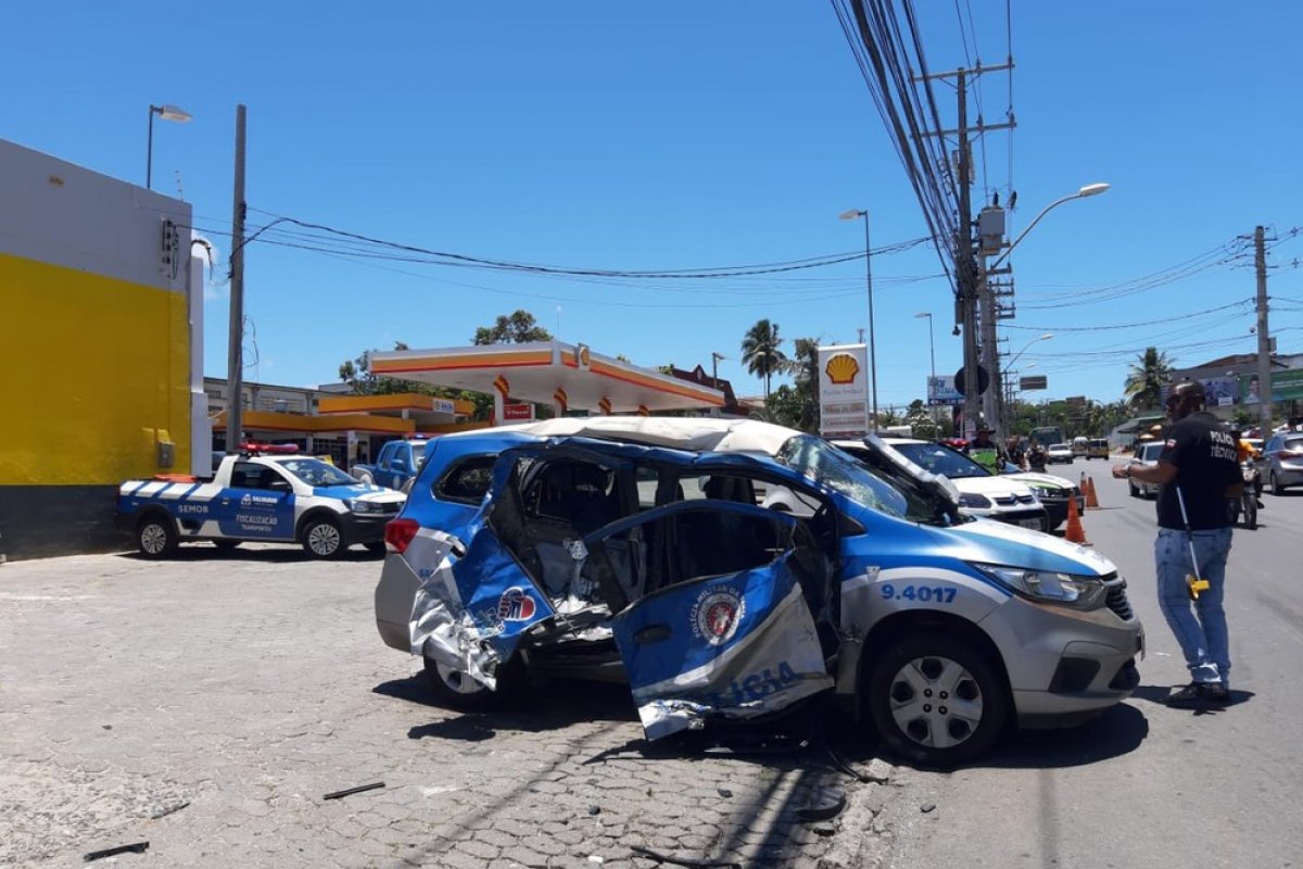 Policias ficam feridos  após colisão de viatura em ônibus de Salvador