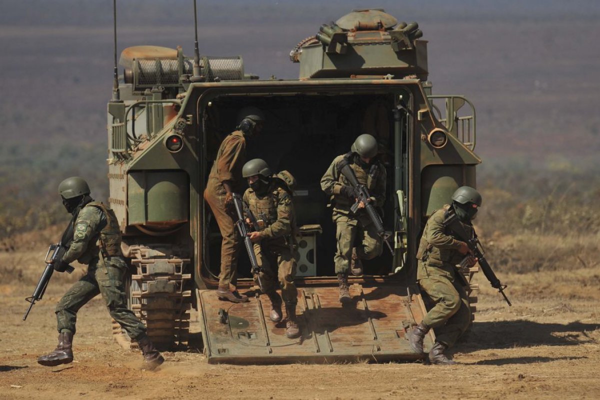 Forças Armadas lideram ganho salarial na década, diz CLP