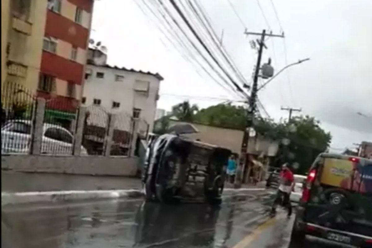 Salvador: veículo fica tombado na Ladeira do Saboeiro após batida entre três carros