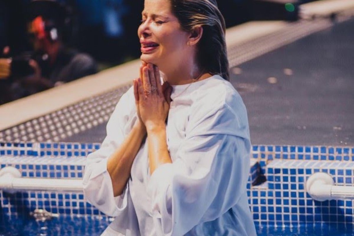 Recém-separada de Amaury Nunes, Karina Bacchi se batizada em igreja evangélica