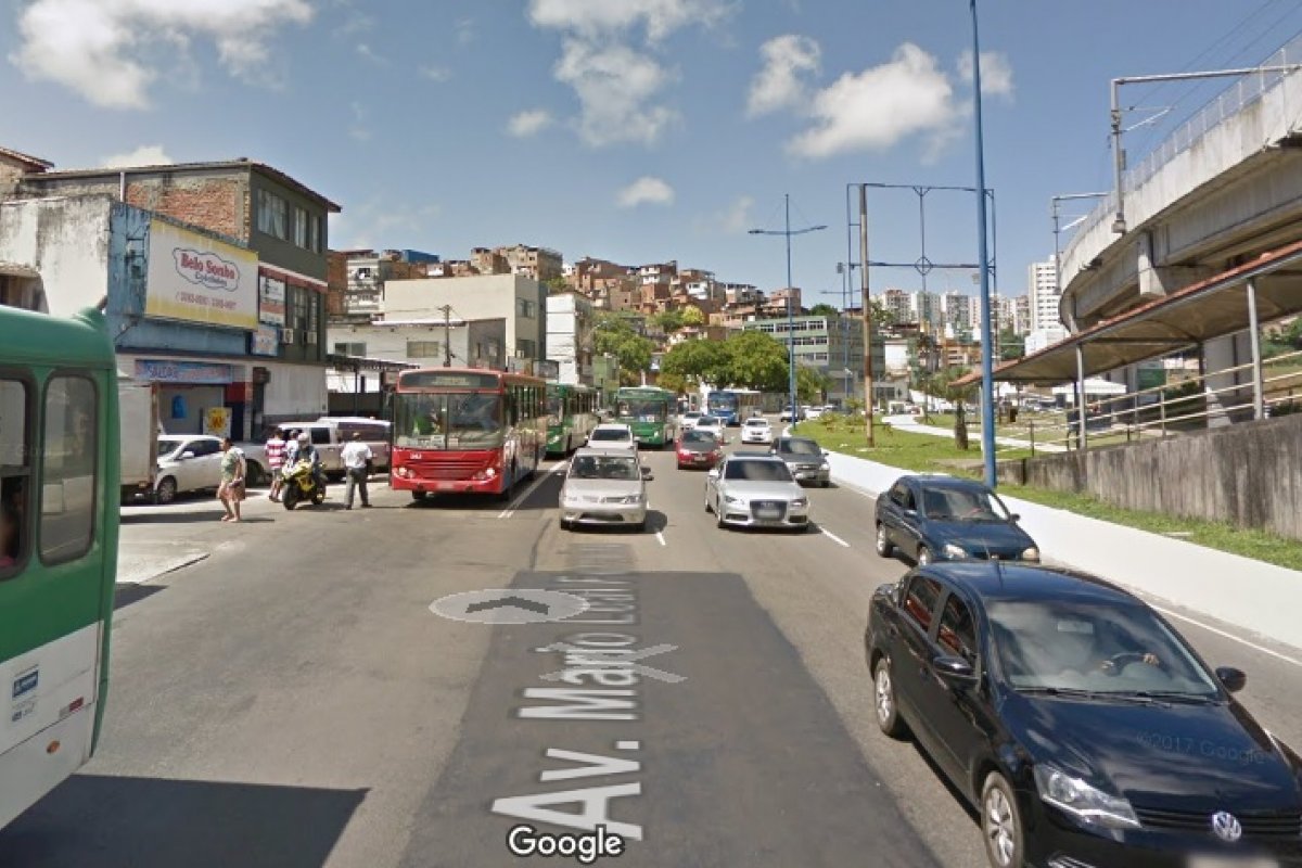 Carro capota ao bater em caminhão na Avenida Bonocô