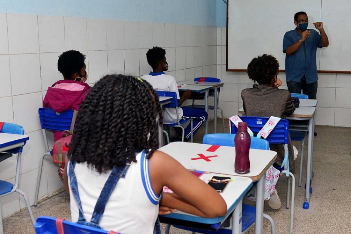 Após decisão favorável da Justiça, Prefeitura afirma que escolas vão funcionar nesta segunda (30)