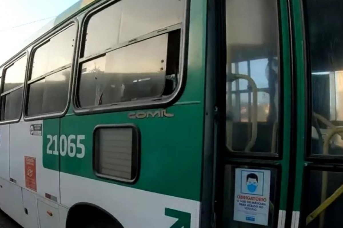 Homens armados assaltam ônibus na Fazenda Grande, bairro de Salvador