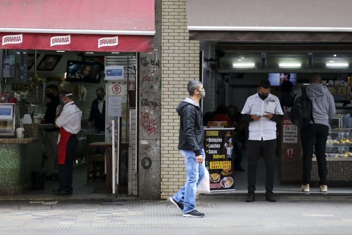 Confiança de Serviços e Comércio registra alta de abril para maio, diz FGV