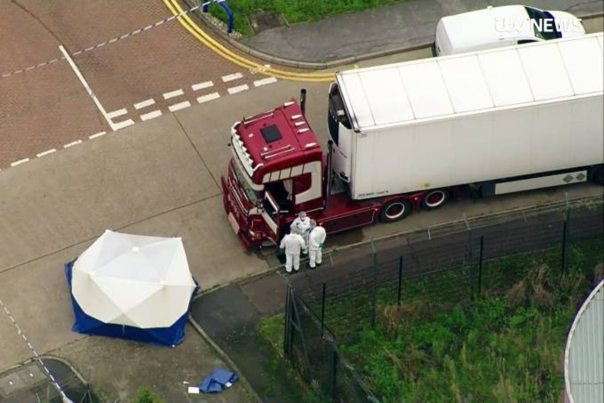Cerca de 12 imigrantes são encontrados dentro de um caminhão, na Bélgica