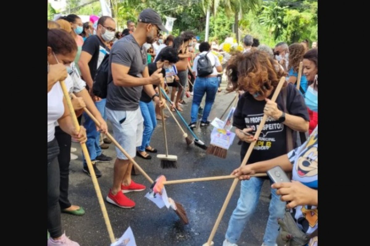 Mesmo com determinação judicial, professores de Salvador seguem em greve