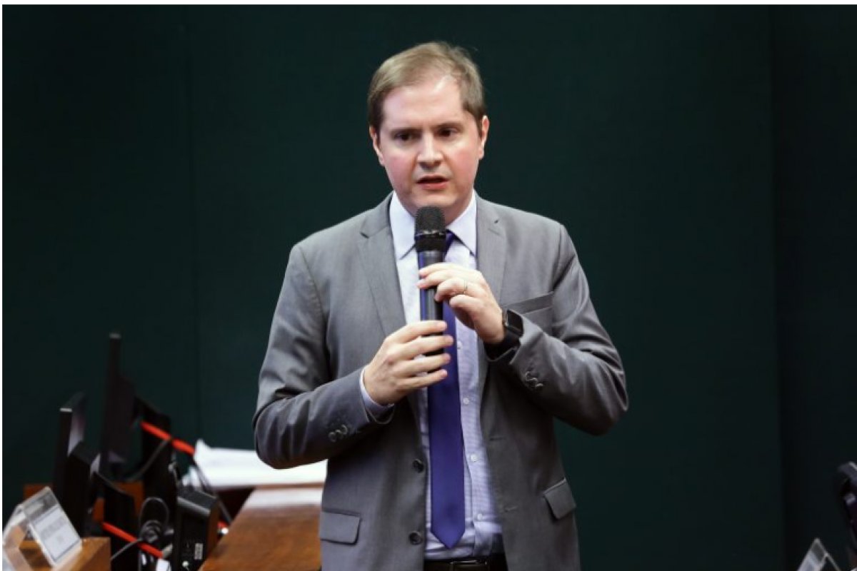 Advogado-geral da União vai à Câmara explicar defesa de ex-funcionária do presidente da República