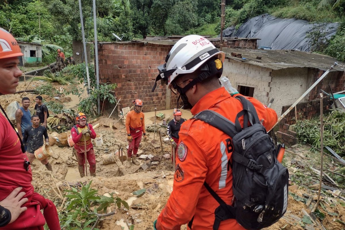 Vídeo: Corpo de Bombeiros da Bahia busca desaparecidos nas enchentes em Pernambuco