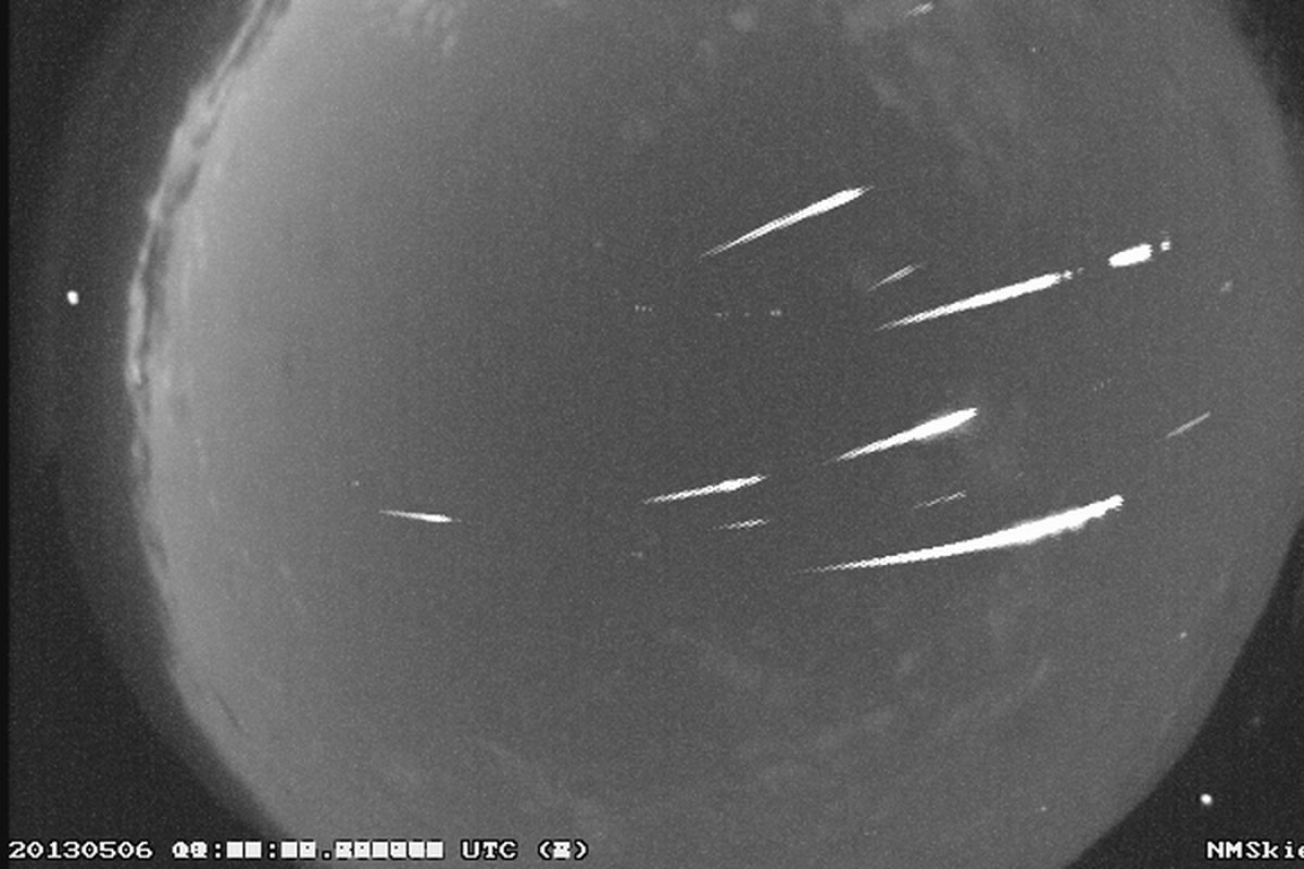 Mais de mil estrelas cadentes por hora poderão ser vistas na madrugada desta terça (31)