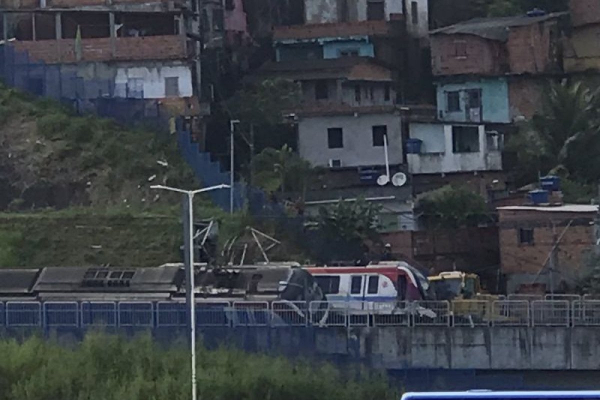 Vídeo: Trem do metrô de Salvador descarrilha e tomba nas imediações da Estação Pirajá