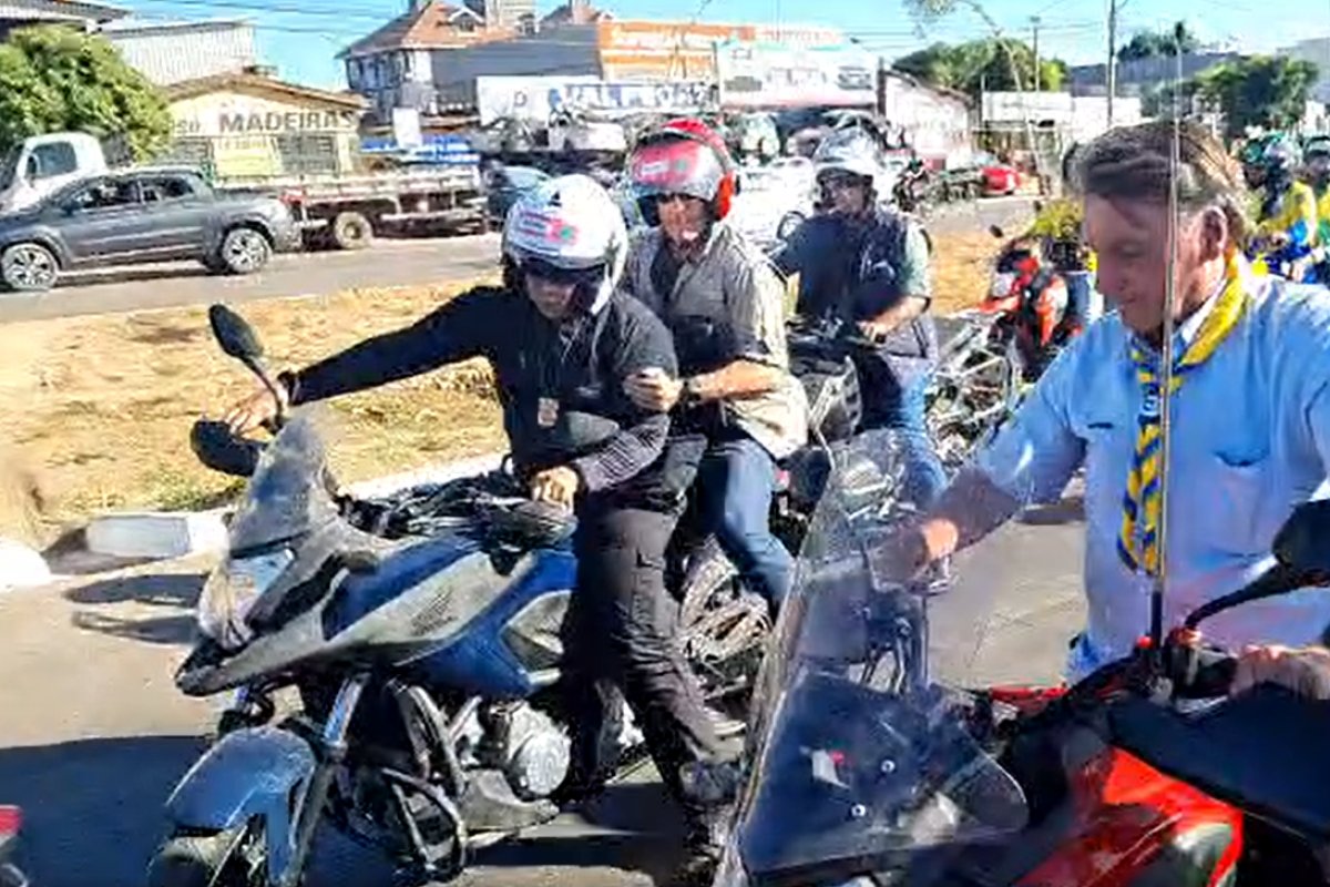 Vídeo: Bolsonaro desfila de moto antes de participação na Farm Show, em Luís Eduardo Magalhães