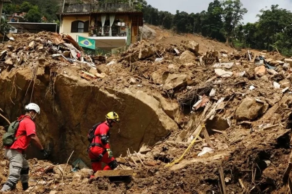 Gasto do governo com obras de contenção de encostas cai 96% em 10 anos, diz coluna