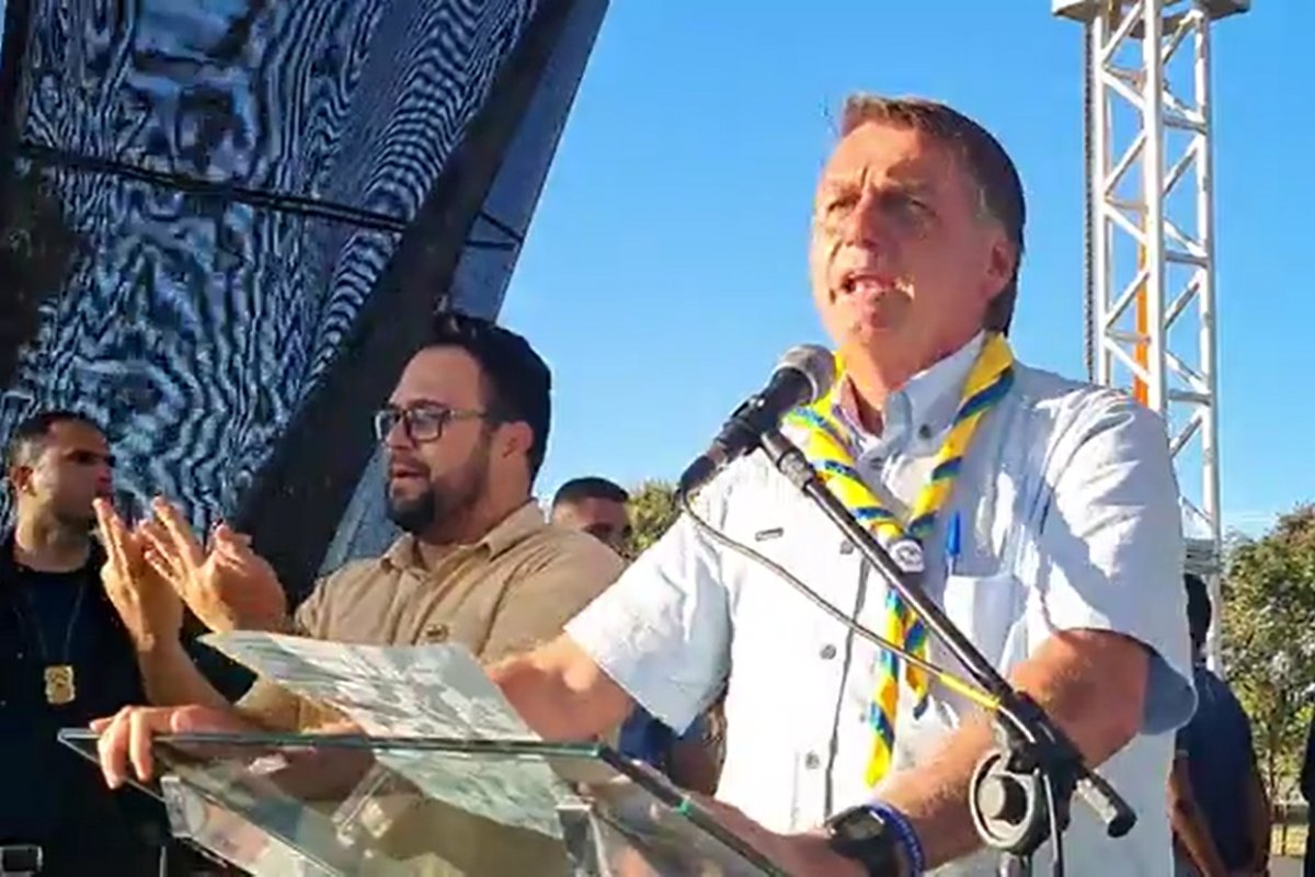 Vídeo: "Sempre fomos contra o aborto, ideologia de gênero e defendemos que o povo armado jamais será escravizado", diz Bolsonaro