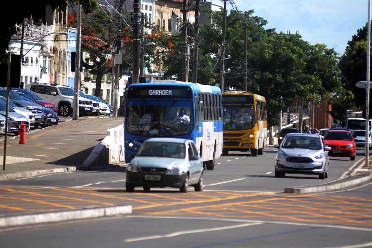 Prefeitura suspende aumento de tarifa de ônibus com medo de pressão popular 