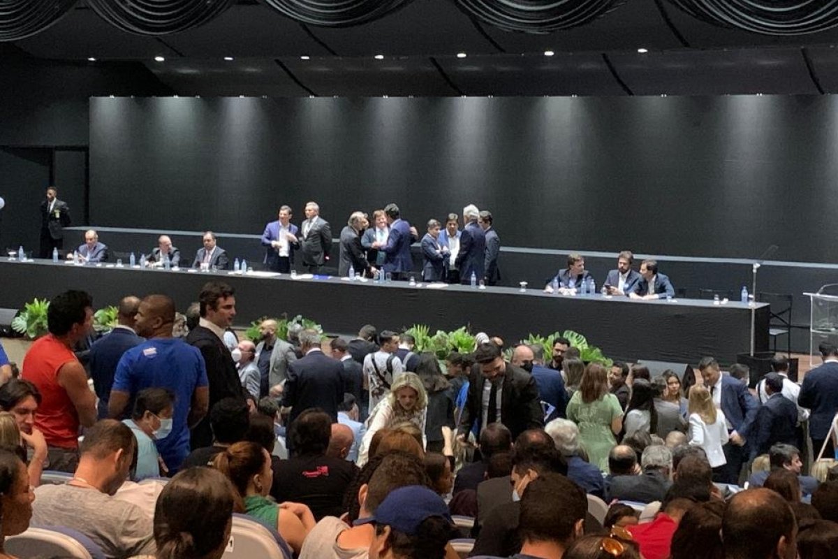 Vídeo: lançamento de pré-candidatura de Luciano Bivar tem duas quedas de energia